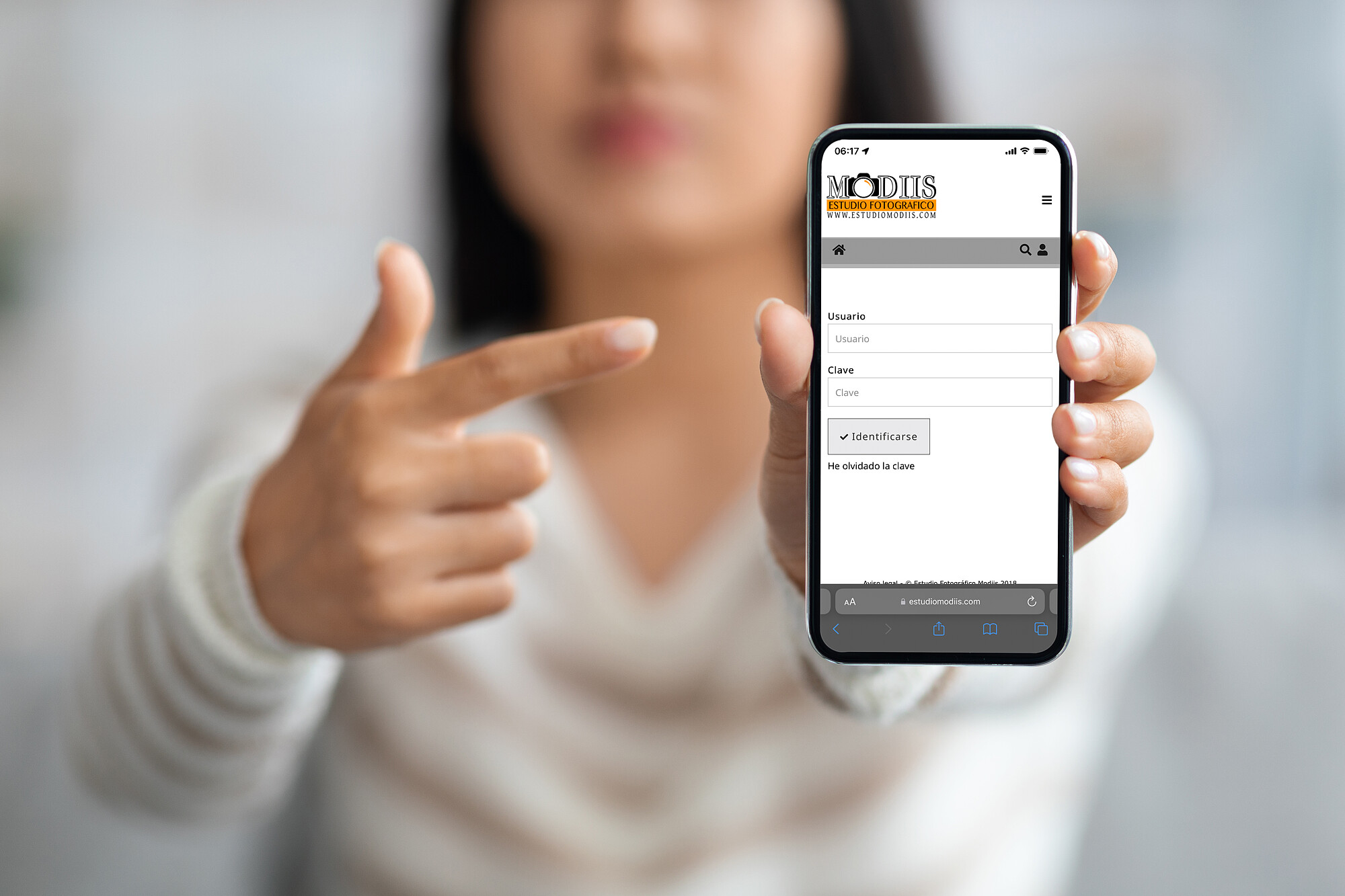 Estudio Fotográfico Modiis - mobile-ad-unrecognizable-lady-pointing-at-smartph-2021-10-30-17-37-12-utc-copia.jpg
